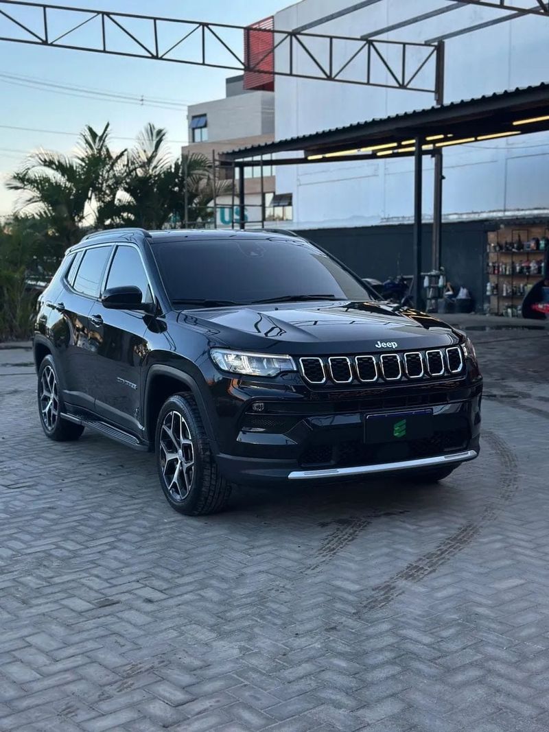 Jeep Compass na cor preta, vista dianteira em três quartos