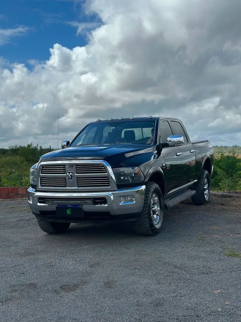 Dodge Ram 2500 na cor preta, vista dianteira em três quartos
