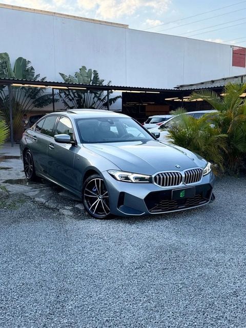 BMW 320i na cor cinza, vista dianteira em três quartos (foto 1 de 16)