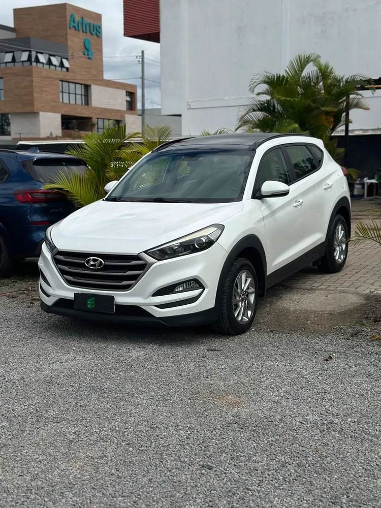 Hyundai Tucson na cor branca, vista dianteira em três quartos