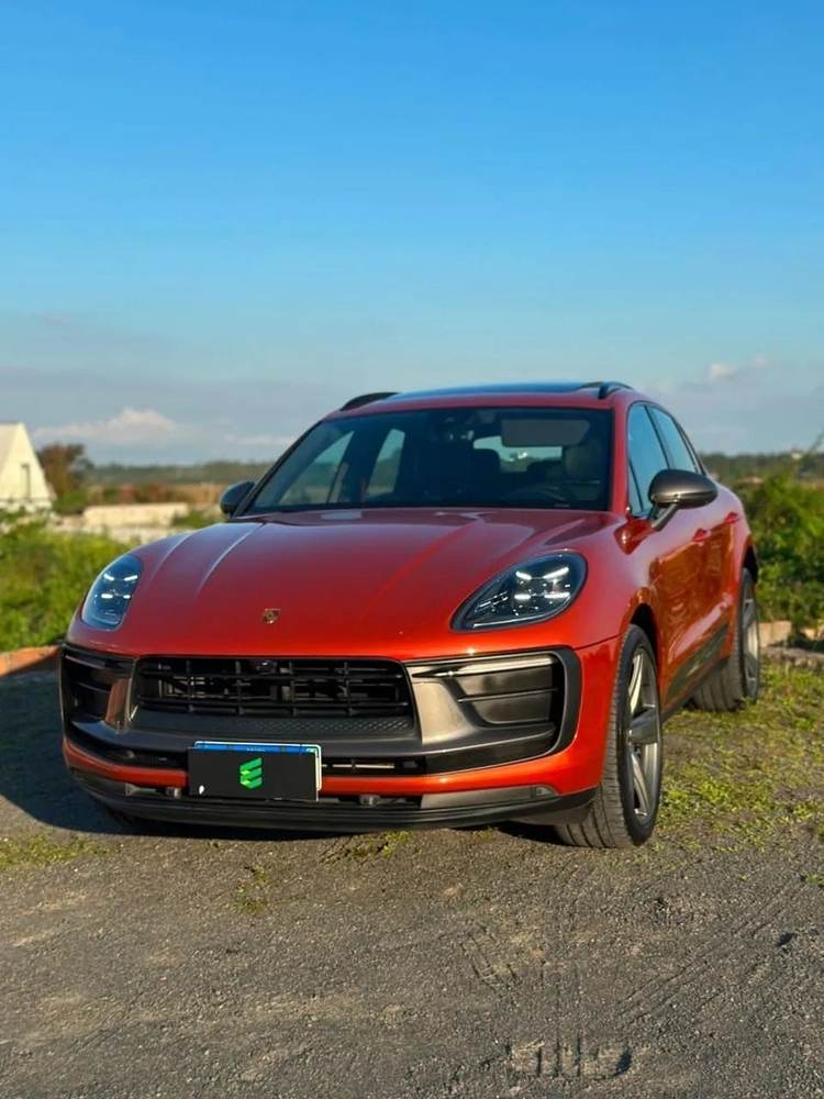 Porsche Macan na cor laranja, vista dianteira em três quartos