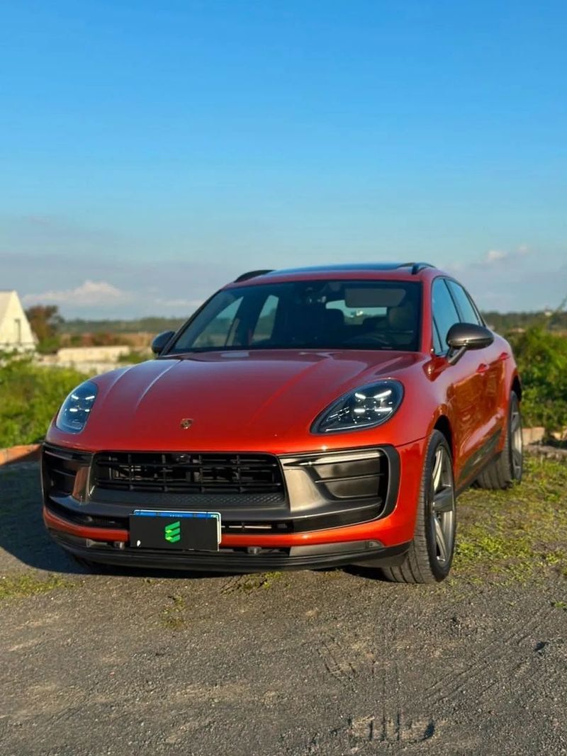 Porsche Macan na cor laranja, vista dianteira em três quartos
