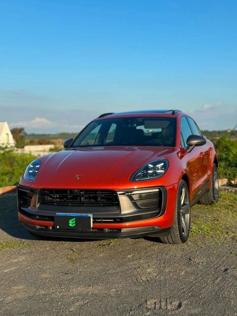 Porsche Macan na cor laranja, vista dianteira em três quartos (foto 1 de 20)