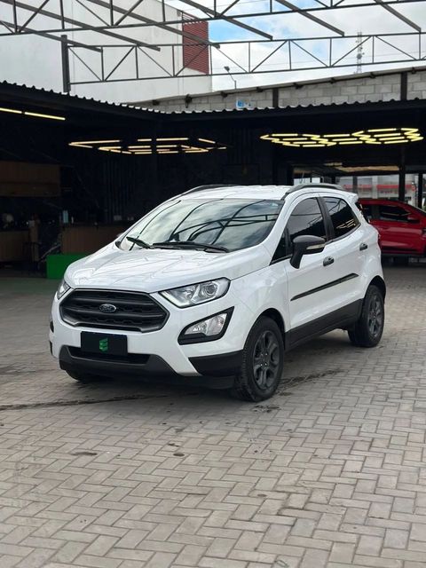 Ford EcoSport na cor branca, vista dianteira em três quartos (foto 1 de 14)
