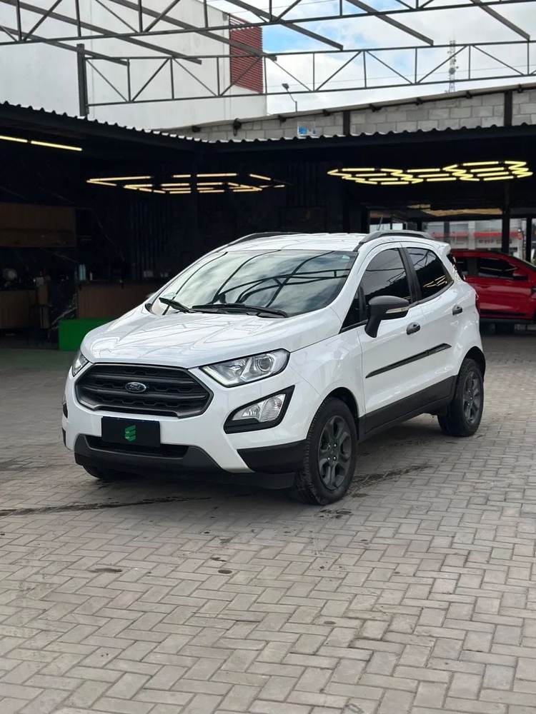 Ford EcoSport na cor branca, vista dianteira em três quartos