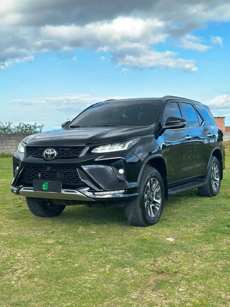 Toyota Hilux SW4 na cor preta, vista dianteira em três quartos