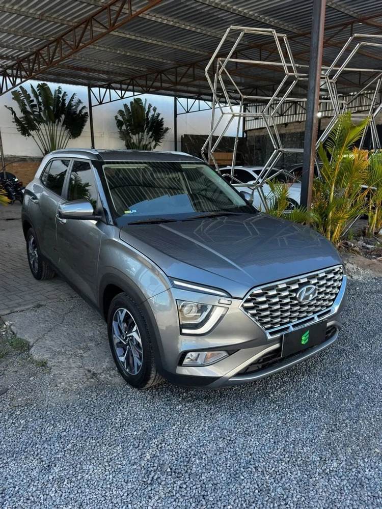 Hyundai Creta na cor cinza, vista dianteira em três quartos