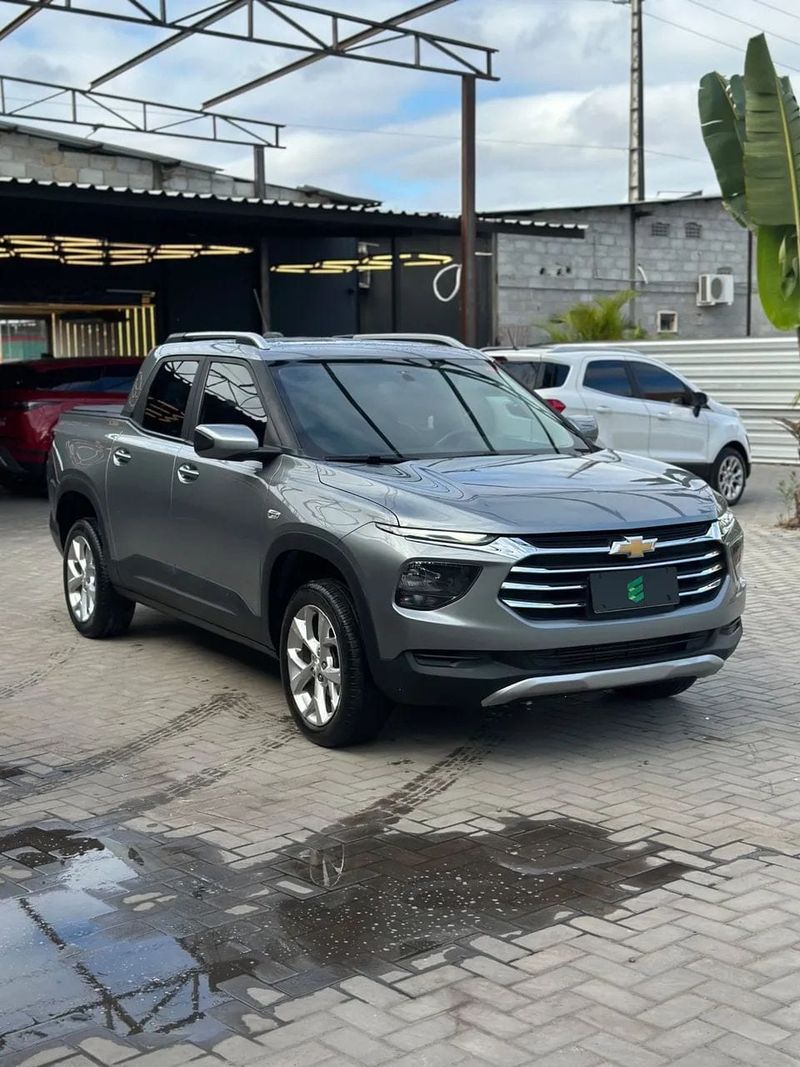 Chevrolet Montana na cor prata, vista dianteira em três quartos