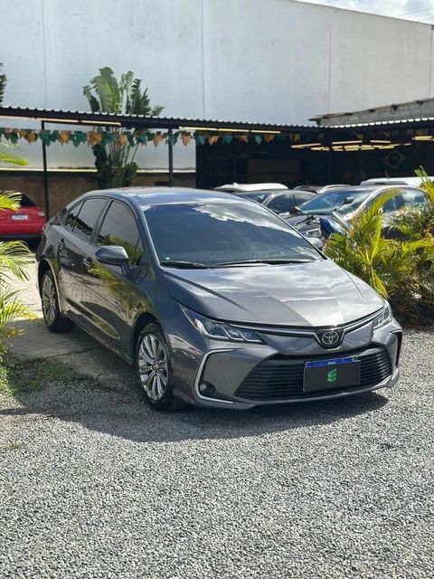 Toyota Corolla na cor cinza, vista dianteira em três quartos (foto 1 de 12)