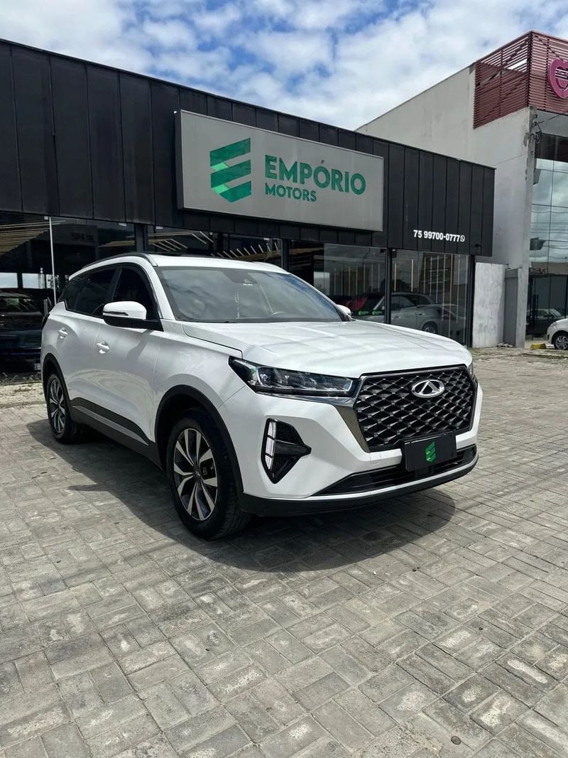Chery Tiggo 7 na cor branca, vista dianteira em três quartos