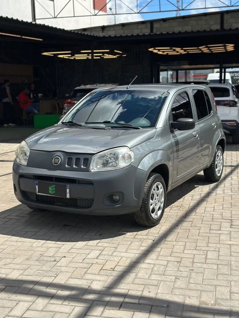 Fiat Uno na cor cinza, vista dianteira em três quartos