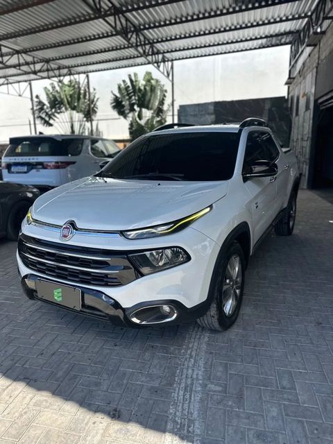 Fiat Toro na cor branca, vista dianteira em três quartos (foto 1 de 13)