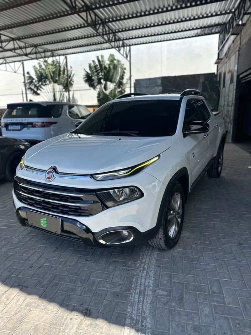 Fiat Toro na cor branca, vista dianteira em três quartos