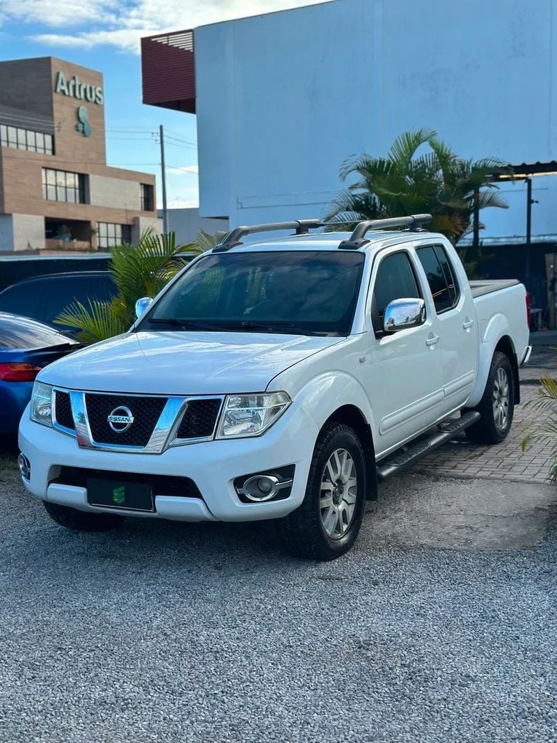 Nissan Frontier na cor branca, vista dianteira em três quartos