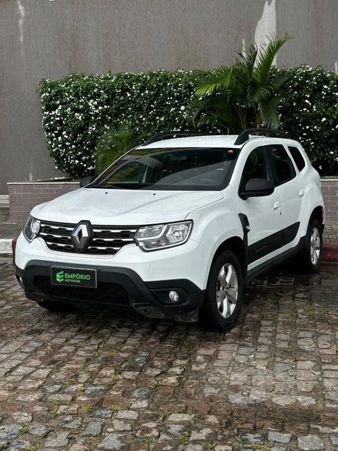 Renault Duster na cor branca, vista dianteira em três quartos (foto 1 de 13)