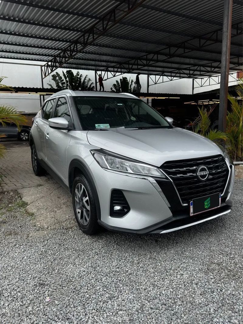 Nissan Kicks na cor prata, vista dianteira em três quartos
