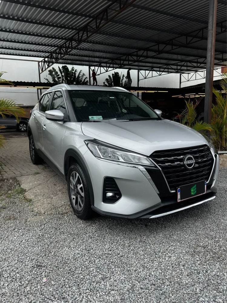 Nissan Kicks na cor prata, vista dianteira em três quartos