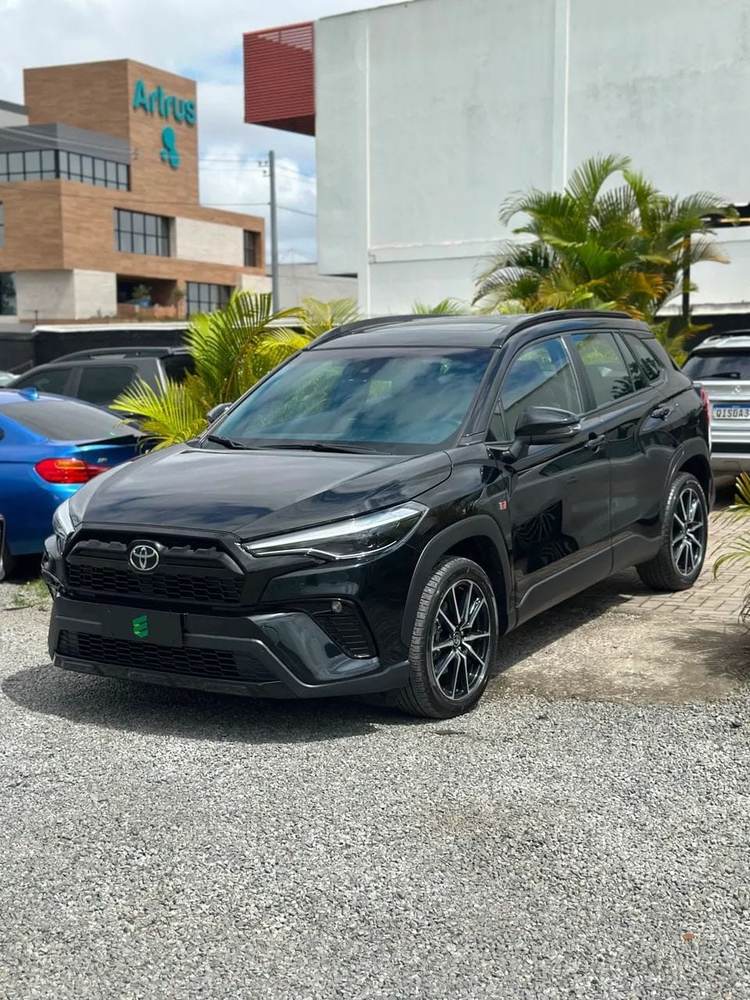 Toyota Corolla Cross na cor preta, vista dianteira em três quartos