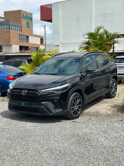 Toyota Corolla Cross na cor preta, vista dianteira em três quartos (foto 1 de 15)
