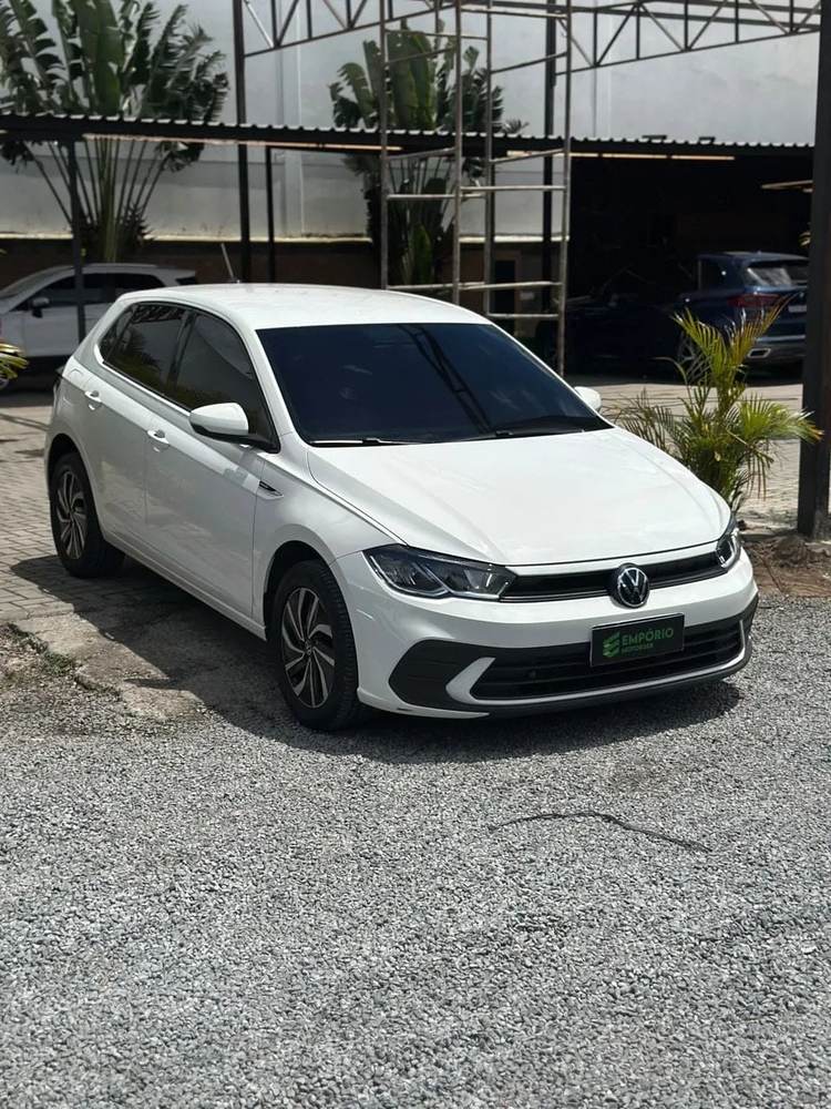 Volkswagen Polo na cor branca, vista dianteira em três quartos