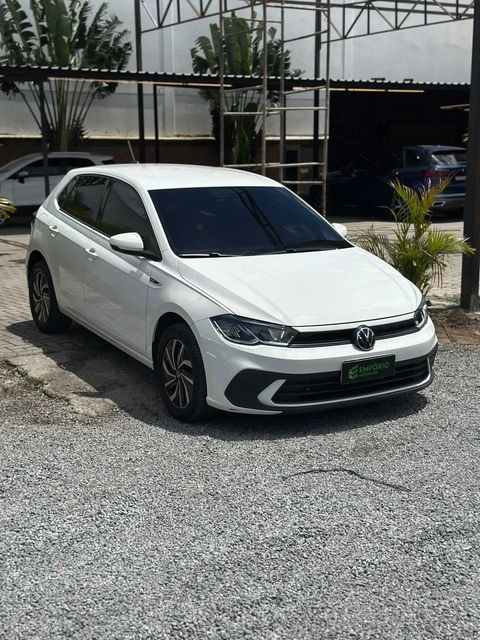 Volkswagen Polo na cor branca, vista dianteira em três quartos (foto 1 de 15)