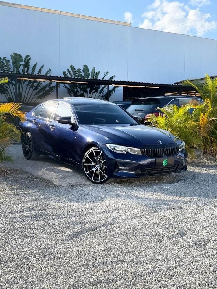 BMW 330i na cor azul, vista dianteira em três quartos
