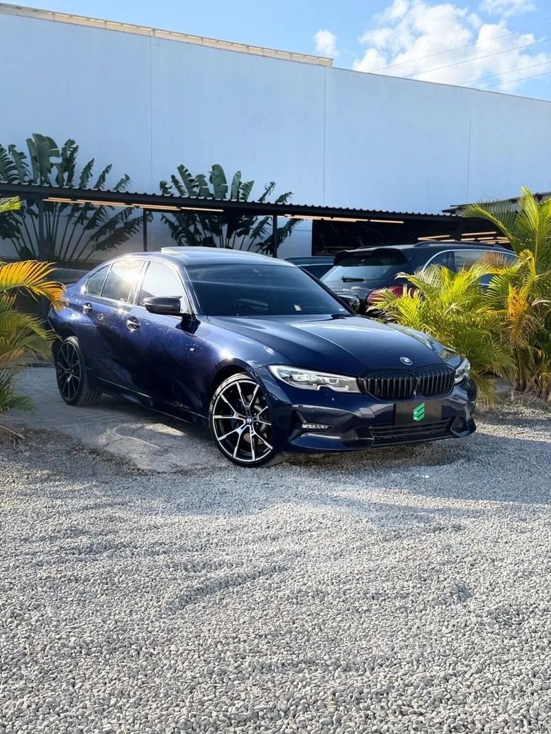 BMW 330i na cor azul, vista dianteira em três quartos