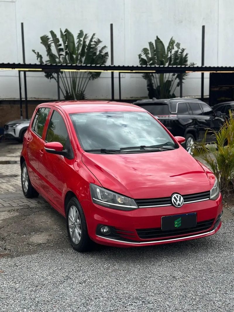 Volkswagen Fox na cor vermelha, vista dianteira em três quartos