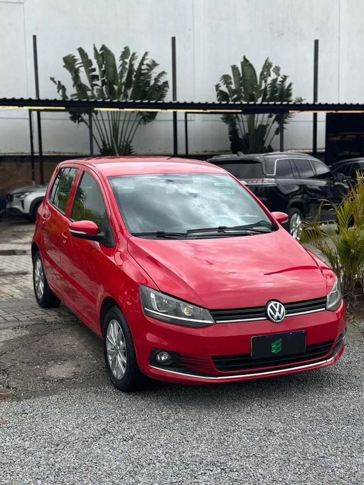Volkswagen Fox na cor vermelha, vista dianteira em três quartos
