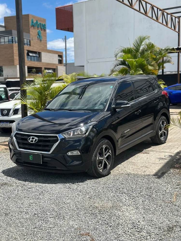 Hyundai Creta na cor preta, vista dianteira em três quartos
