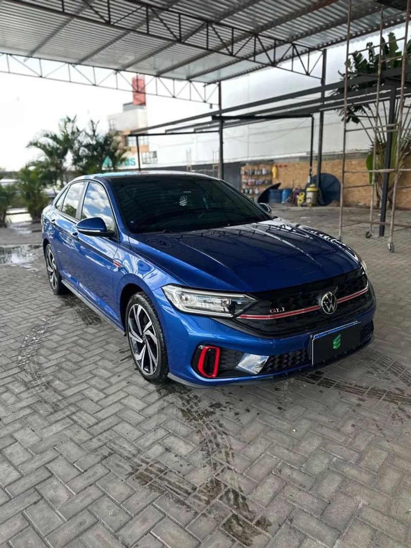 Volkswagen Jetta na cor azul, vista dianteira em três quartos