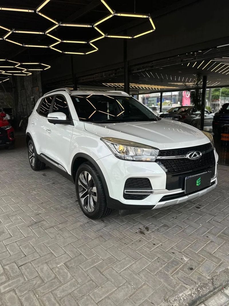 Chery Tiggo 5X na cor branca, vista dianteira em três quartos