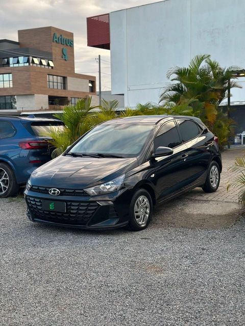 Hyundai HB20 na cor preta, vista dianteira em três quartos (foto 1 de 14)