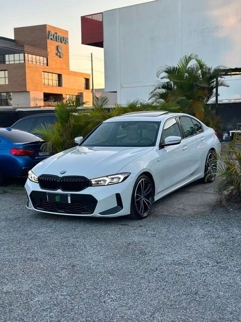 BMW 320i na cor branca, vista dianteira em três quartos (foto 1 de 20)