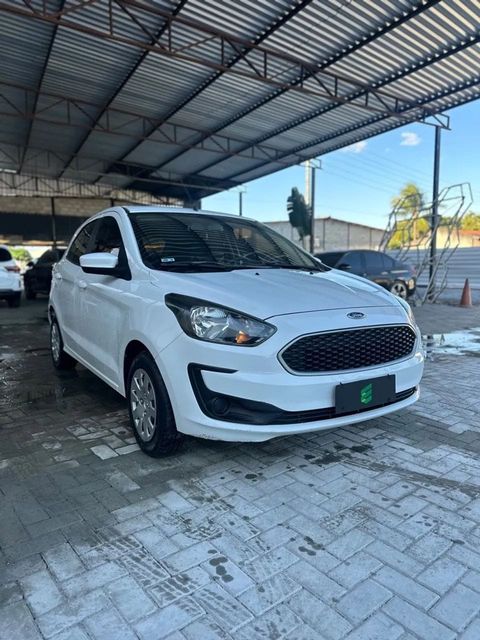 Ford Ka na cor branca, vista dianteira em três quartos (foto 1 de 12)