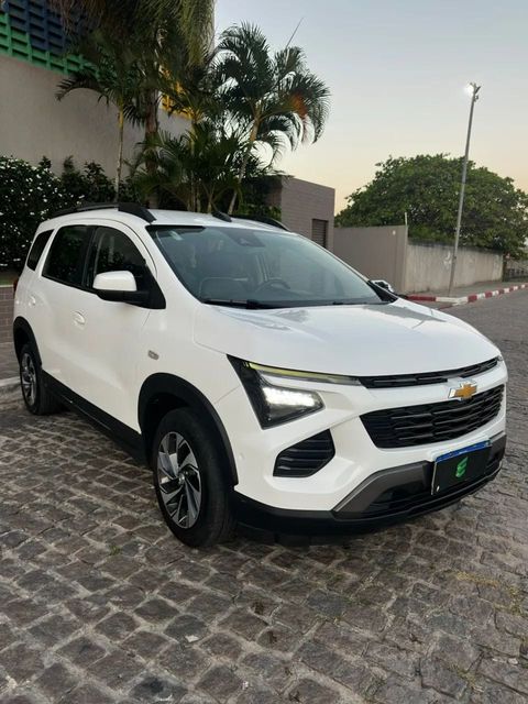Chevrolet Spin na cor branca, vista dianteira em três quartos (foto 1 de 13)