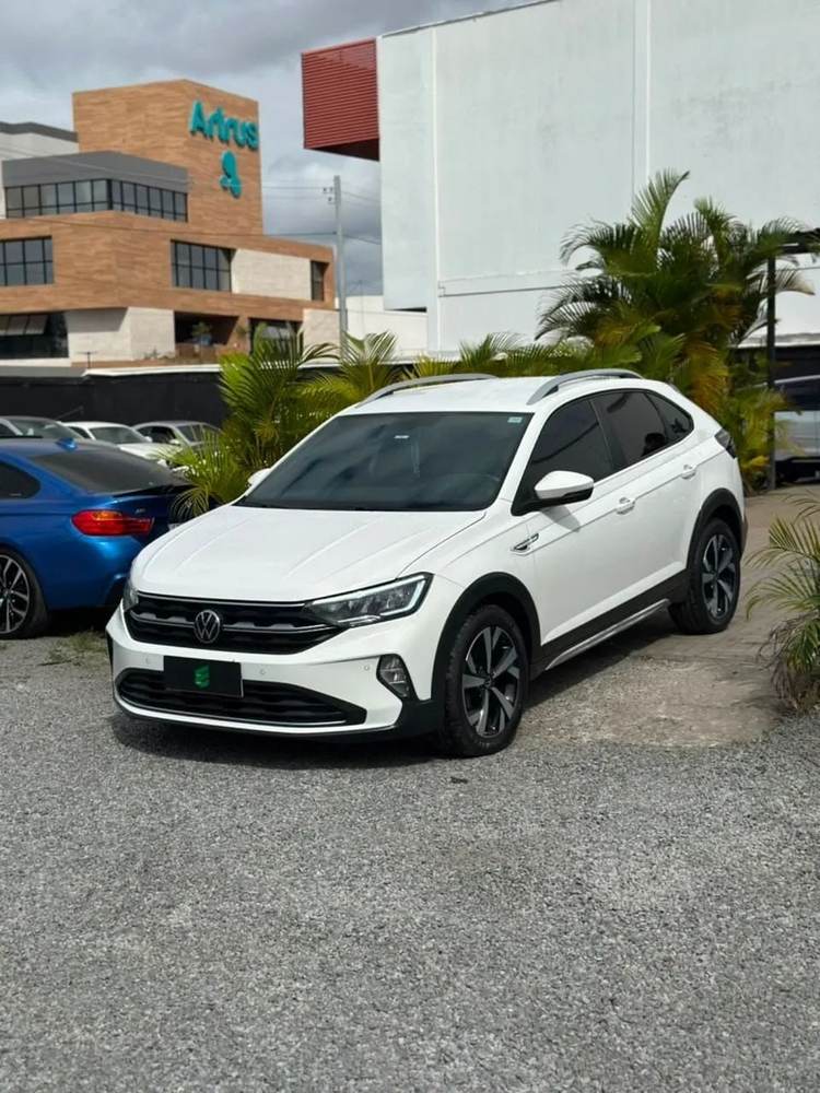 Volkswagen Nivus na cor branca, vista dianteira em três quartos