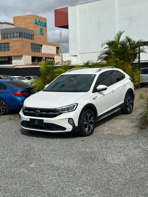 Volkswagen Nivus na cor branca, vista dianteira em três quartos (foto 1 de 17)