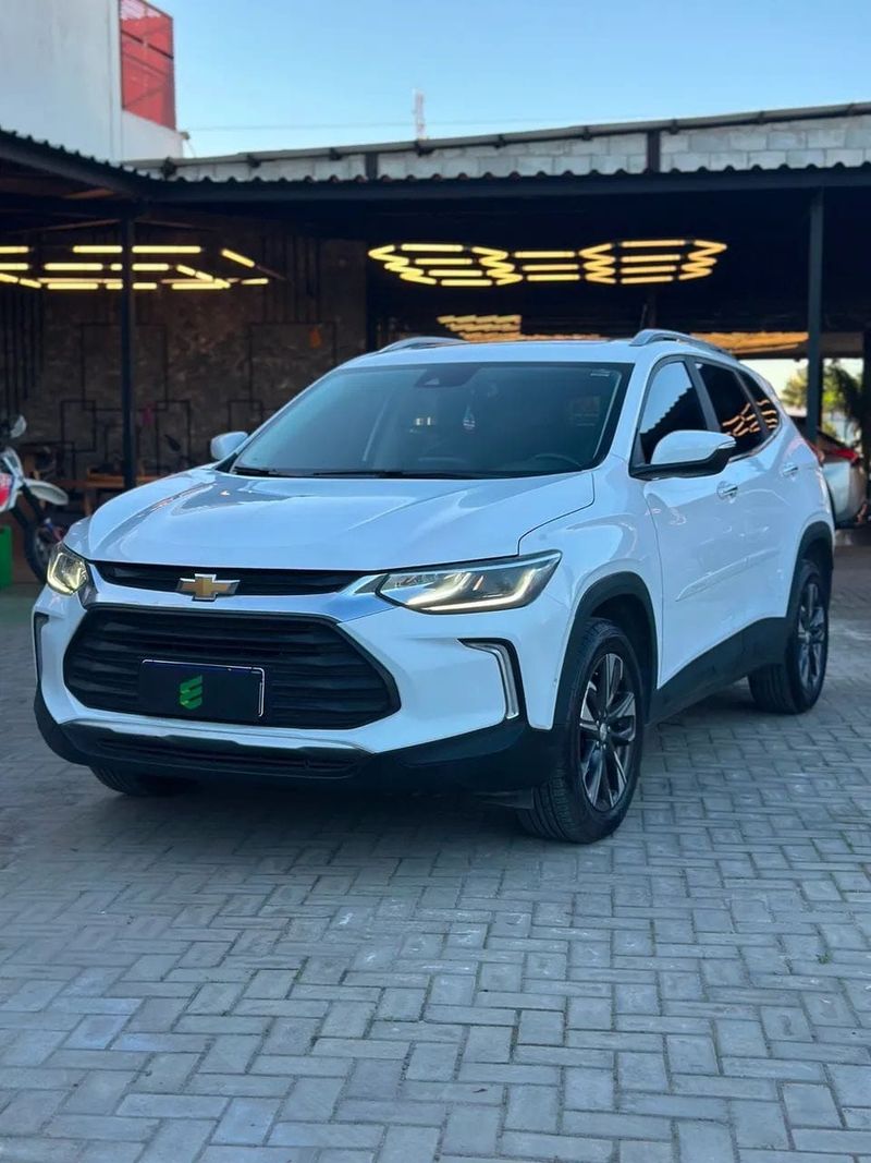 Chevrolet Tracker na cor branca, vista dianteira em três quartos