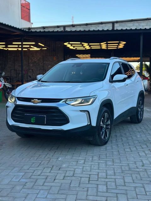 Chevrolet Tracker na cor branca, vista dianteira em três quartos (foto 1 de 14)