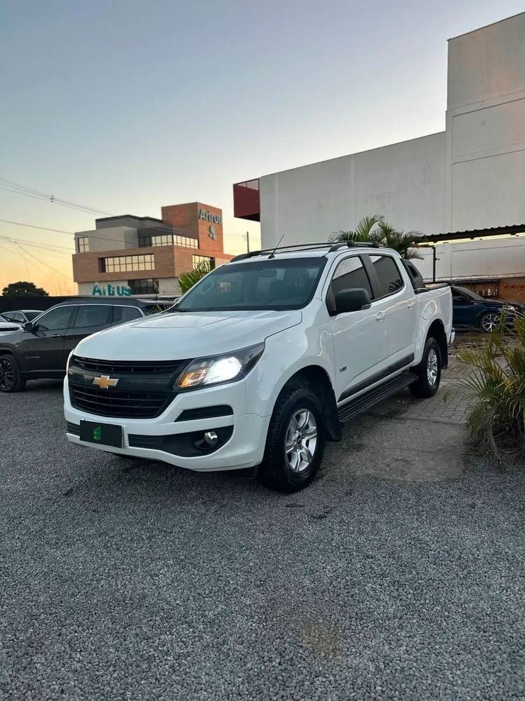 Chevrolet S10 na cor branca, vista dianteira em três quartos