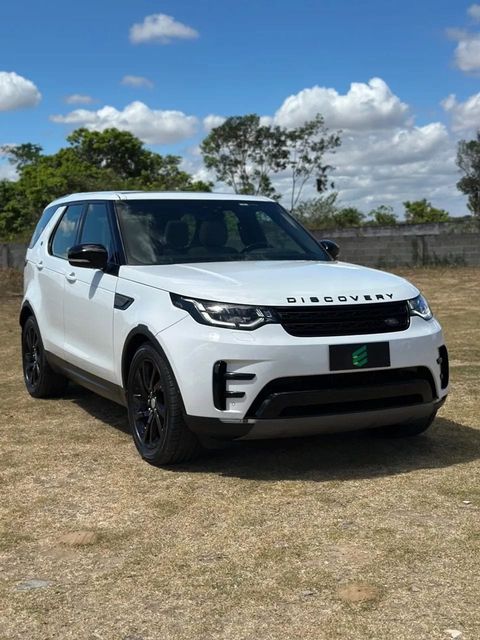 Land Rover Discovery na cor branca, vista dianteira em três quartos (foto 1 de 18)