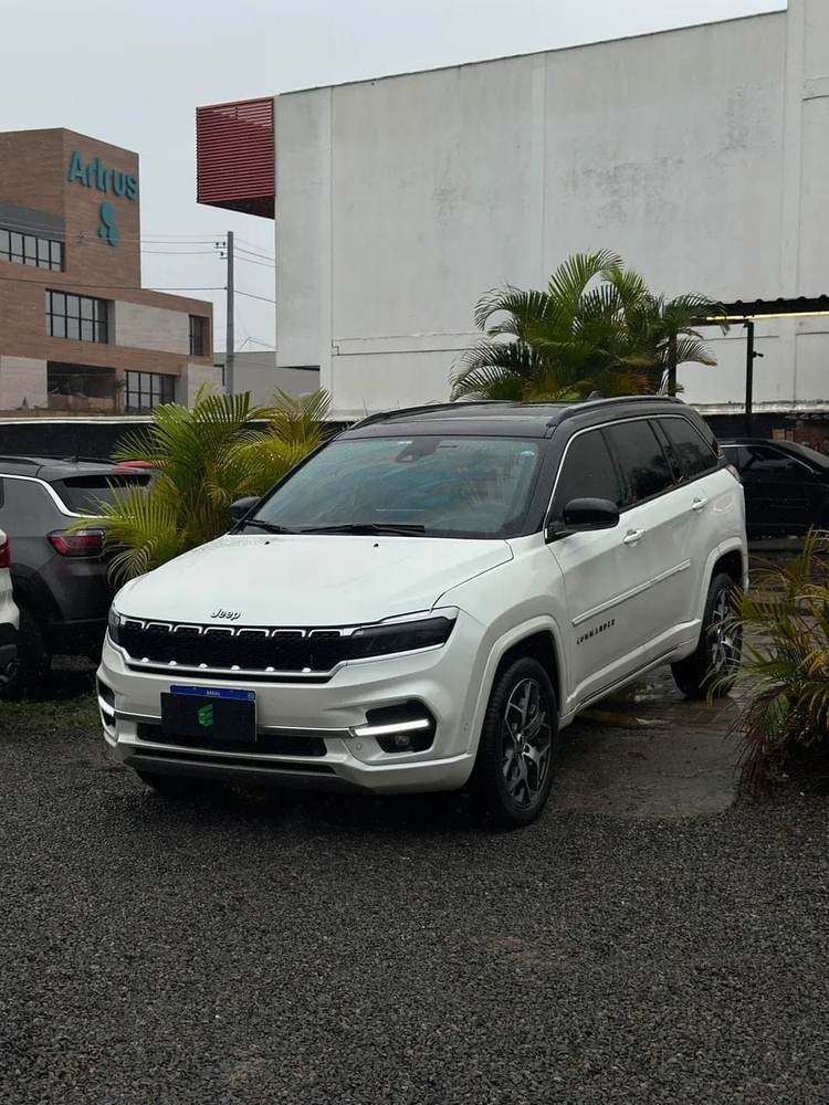 Jeep Commander na cor branca, vista dianteira em três quartos