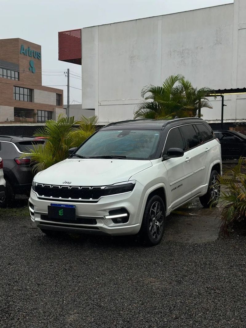 Jeep Commander na cor branca, vista dianteira em três quartos