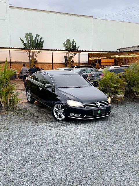 Volkswagen Passat na cor preta, vista dianteira em três quartos (foto 2 de 17)