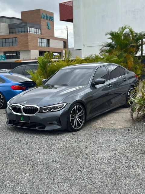 BMW 320i na cor cinza, vista dianteira em três quartos (foto 1 de 16)