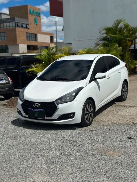 Hyundai HB20S na cor branca, vista dianteira em três quartos (foto 1 de 14)