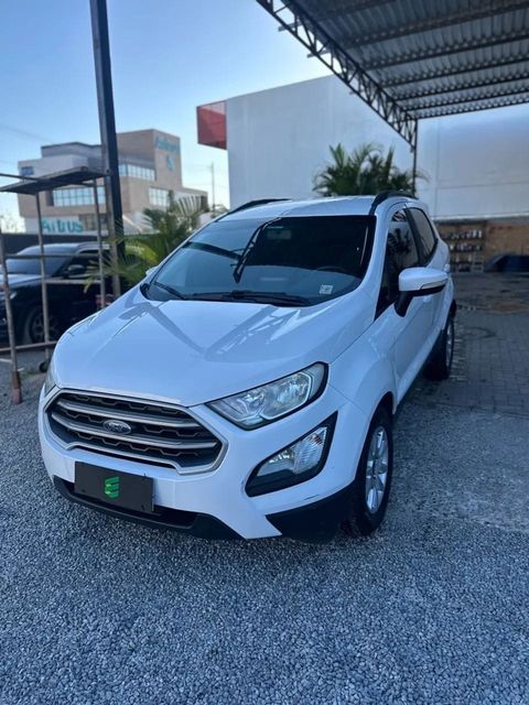 Ford EcoSport na cor branca, vista dianteira em três quartos (foto 1 de 13)