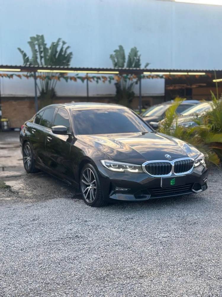 BMW 320i na cor preta, vista dianteira em três quartos