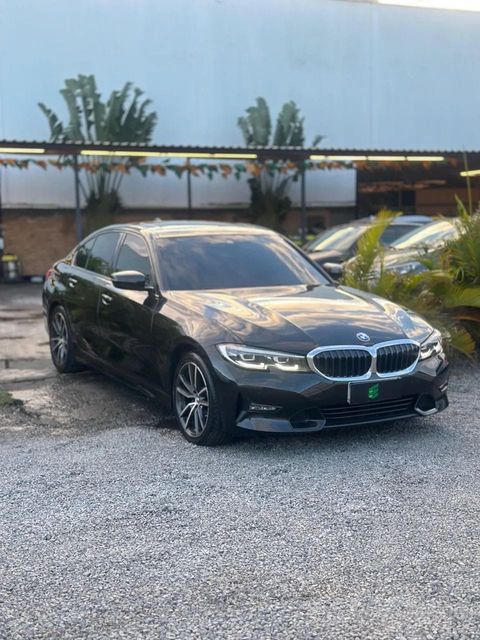BMW 320i na cor preta, vista dianteira em três quartos